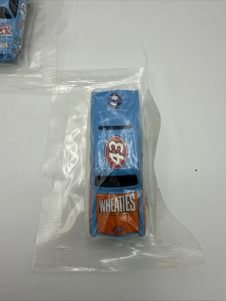 Hot Wheels ~ General Mills ~ 3 autos diecast sellados saludo a Richard Petty #43 Foto 2 de 4