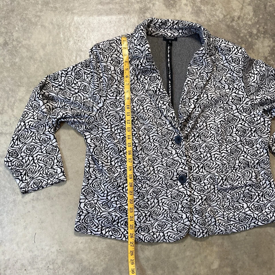 Blazer Torrid Feminino 4X Bolsos Rosa Branca Ombreiras Jaqueta Peito Único - Imagem 3 de 4