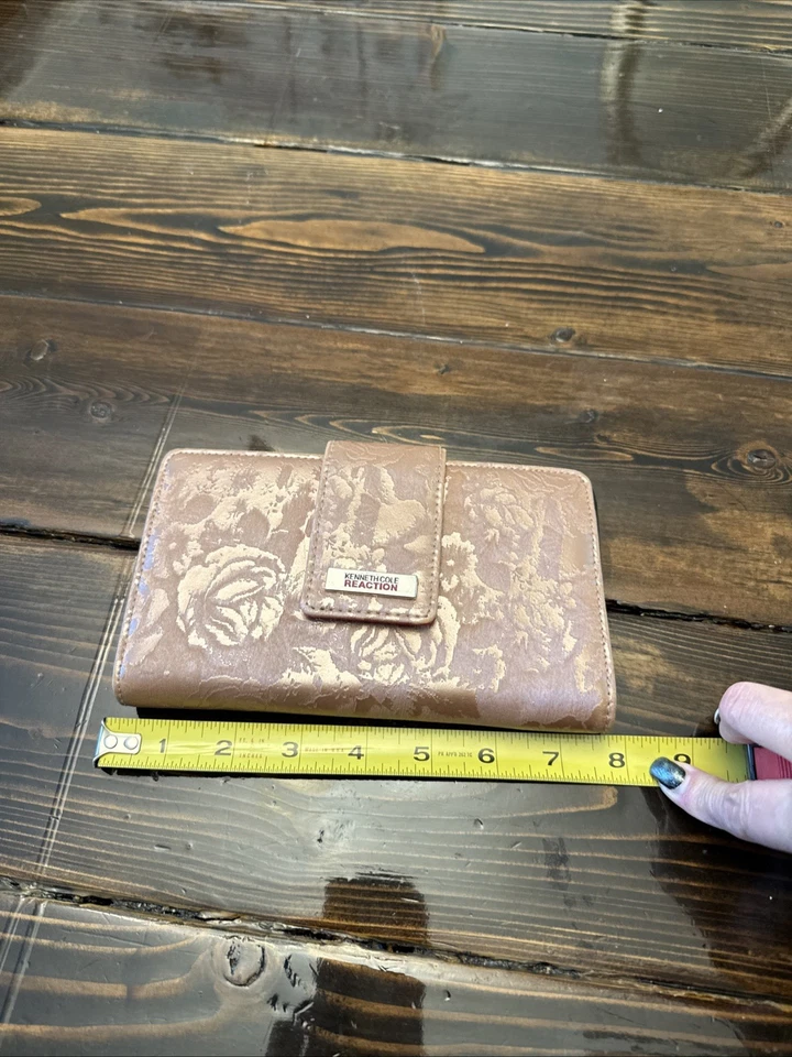 Cartera Kenneth Cole con estampado floral Foto 3 de 4