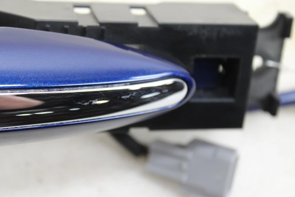 Manija de puerta exterior derecha Infiniti Q60 2017-2022 OEM MY24 Foto 2 de 4