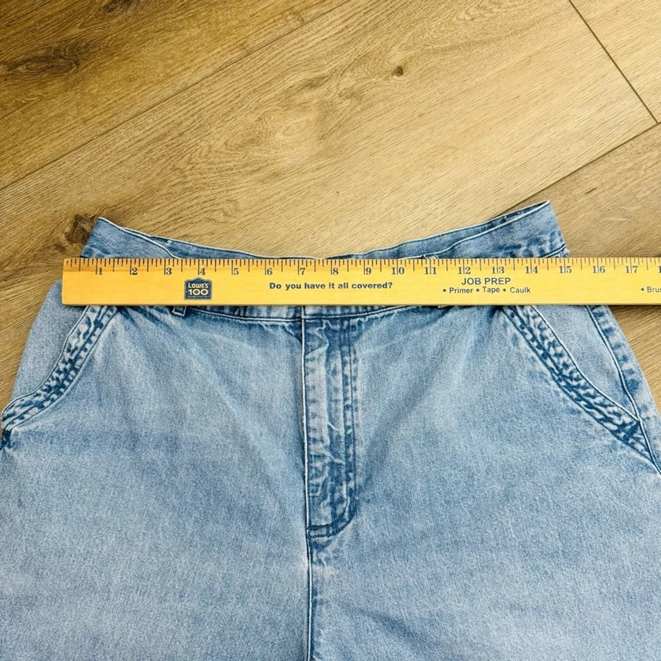 Studio Works vintage style light wash Women's Stretch Jean Shorts Size 14 - Image 2 of 4