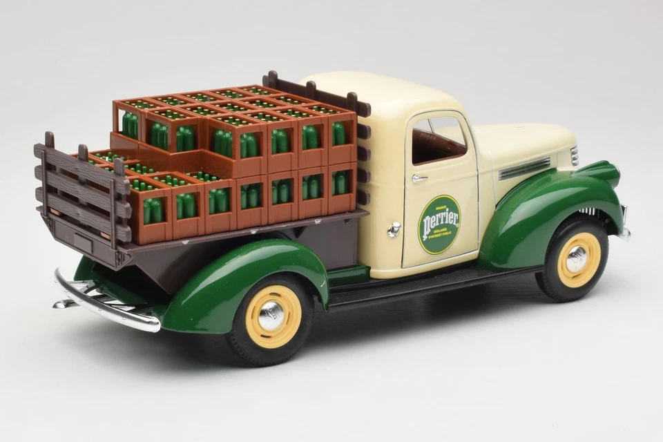 203243 Chevrolet Brasseur Perrier Delivery Van Green Solido 1/18 - Image 3 of 4