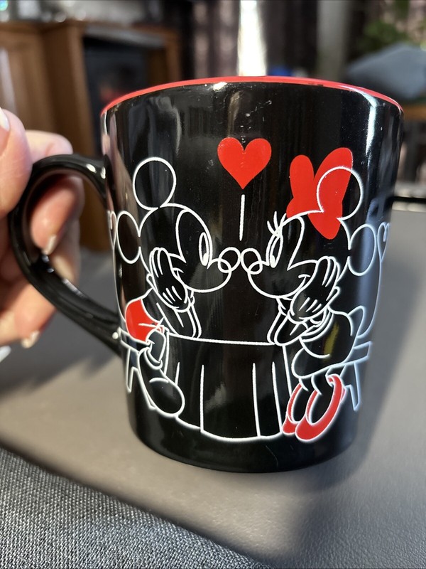 USED Disney Mickey & Minnie Mouse Collectible Coffee Cup Mug Valentine’s Day