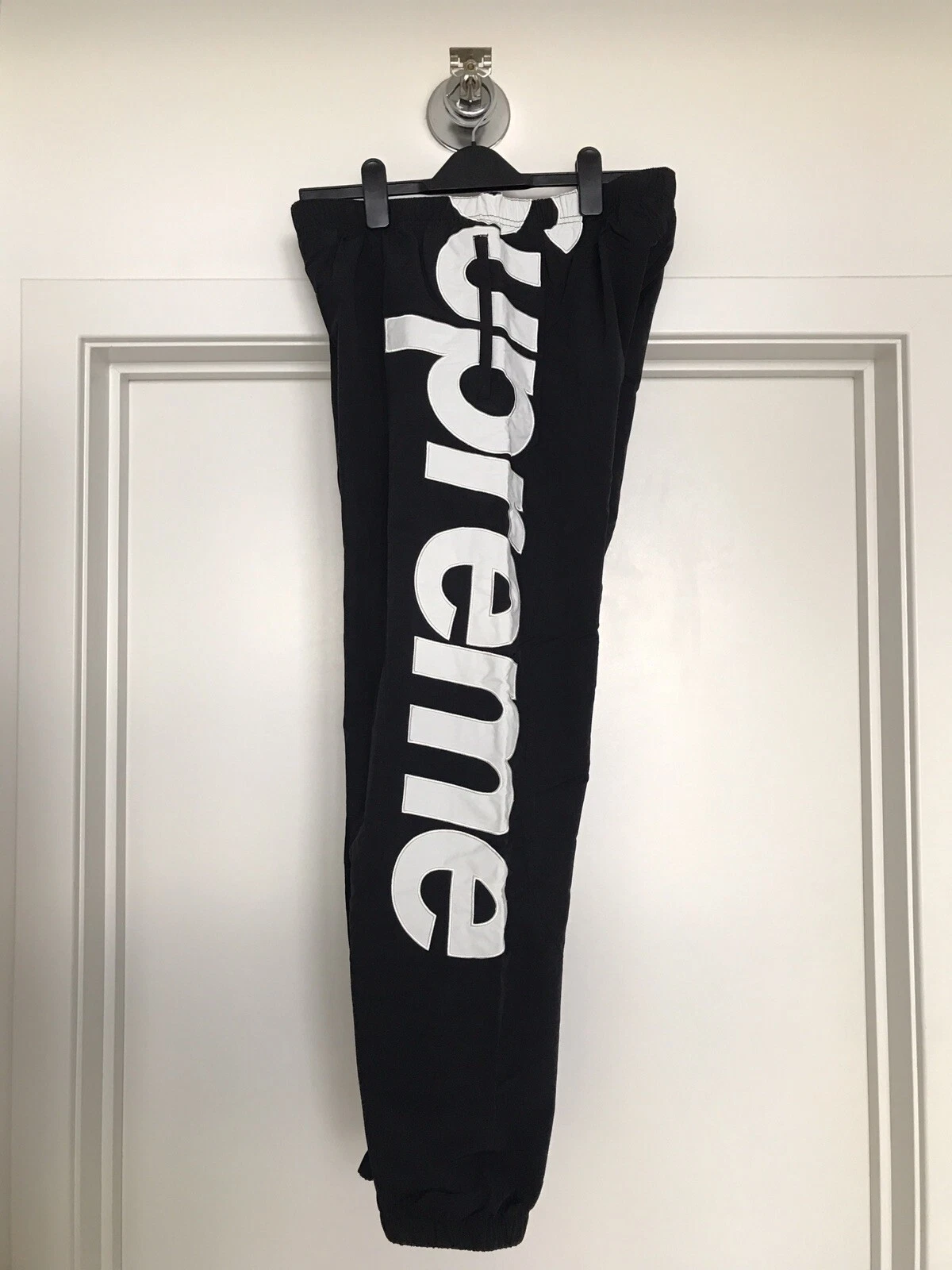 Pantalon de survêtement Supreme Spellout noir taille M noir