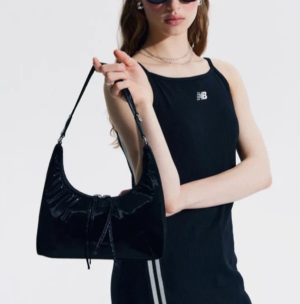 New Balance Mini Bolso Hobo Borla Brillante Para Mujer Bolso Deportivo Informal Nuevo con Etiquetas NBGCFSW106 Foto 4 de 4