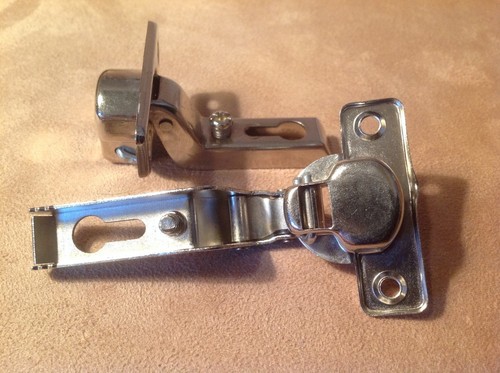 FLEXA MÖBEL/SCHRANKSCHARNIER - VERDECKT SELBSTSCHLIESSEND - 100ER PACK - SILBER NEU! - Bild 1 von 7