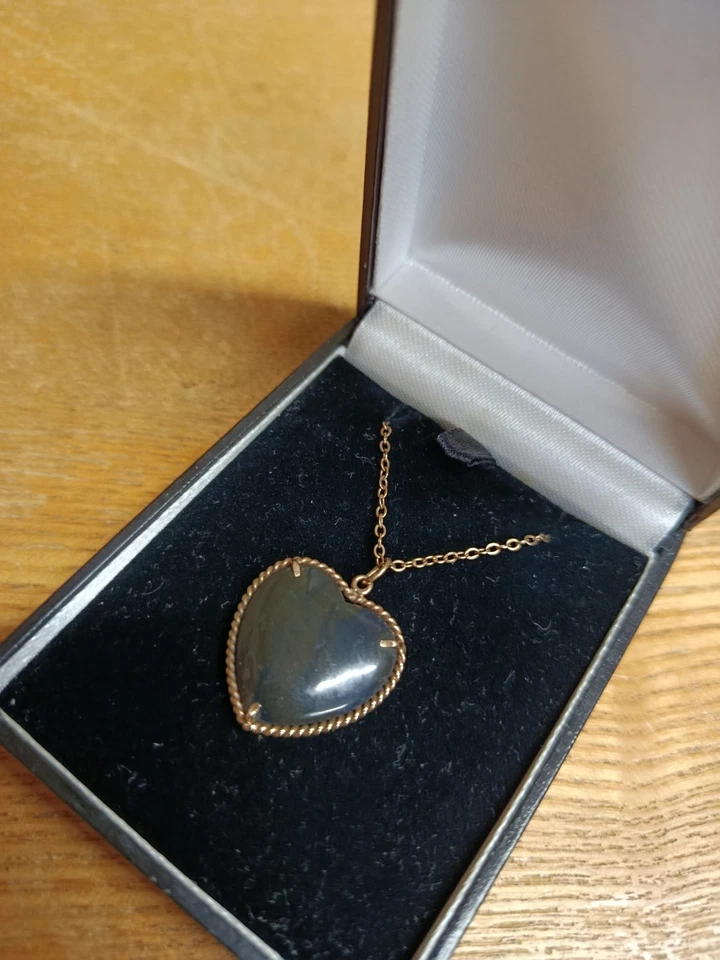 Colgante montado en piedras preciosas serpentinas en forma de corazón y cadena de 40 cm de oro de 9 quilates  Foto 3 de 4