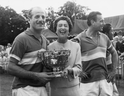 Baron Elie de Rothschild receiving Gold Cup from Marquessa de Sant- Old Photo