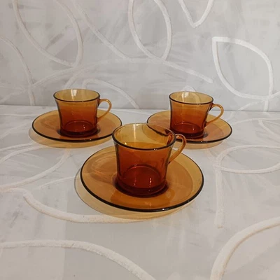 Duralex, 3 tasses et sous tasses en verre ambré vintage années 70 France - Photo 1/4