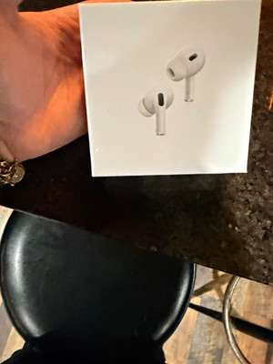 Apple AirPods Pro 2nd Gen White In-Ear ANC Bluetooth w/ MagSafe USB-C Case
