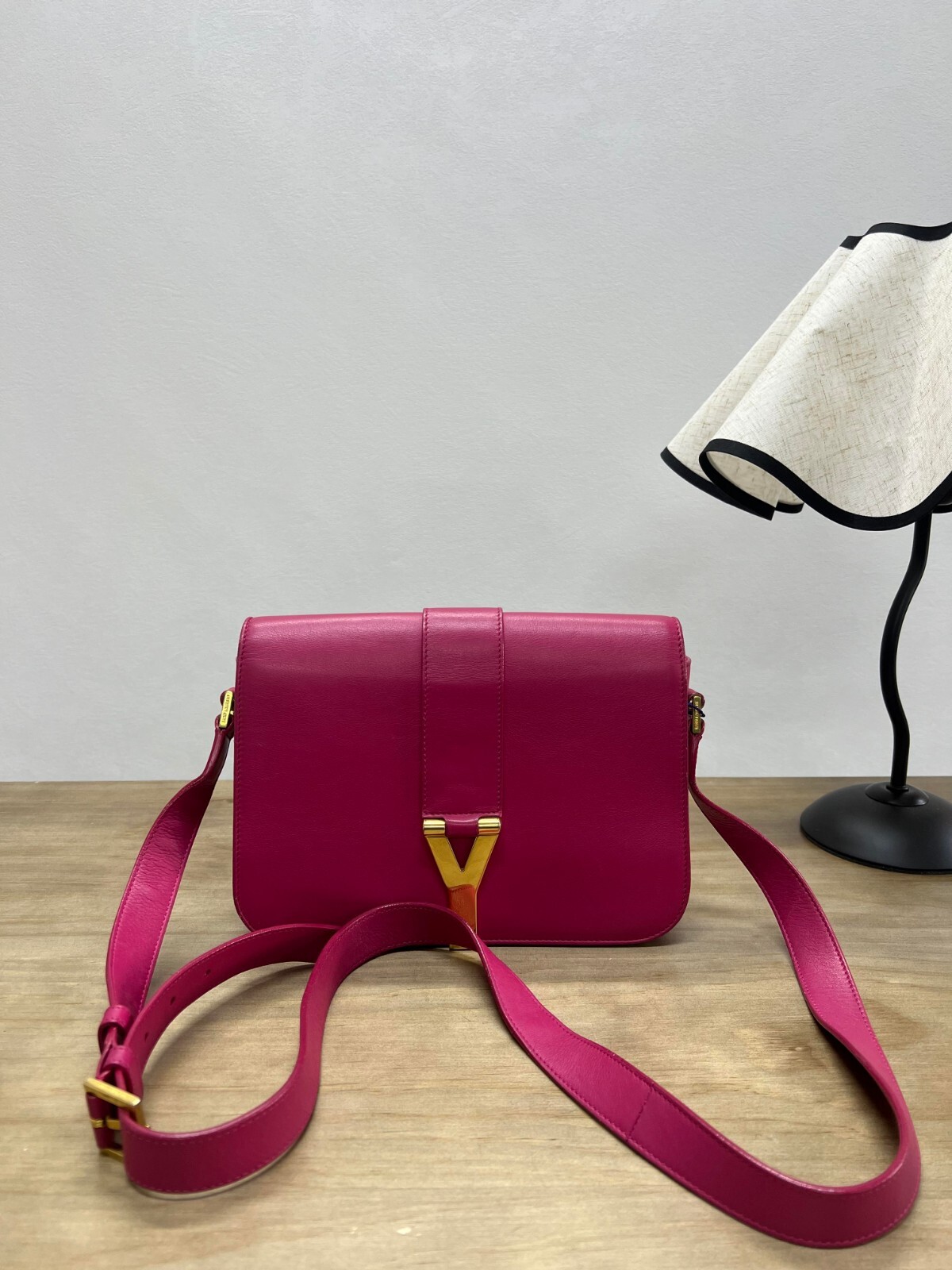 SAINT LAURENT Autentica borsa a tracolla chic YSL realizzata in pelle di vitello rosa magenta