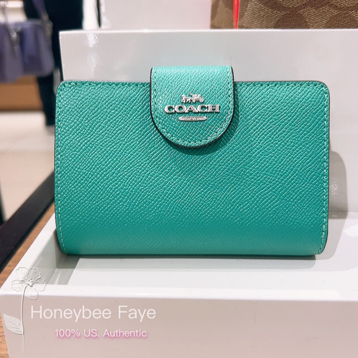 【COACH】Medium Corner Zip Wallet /Bright Jade NWT Coach women's Medium Corner Zip Wallet Crossgrain
