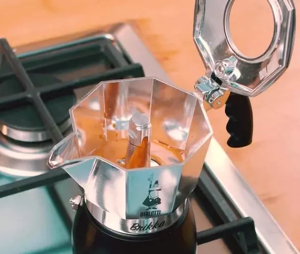 Test Bialetti Brikka 2 cup moka pot. 