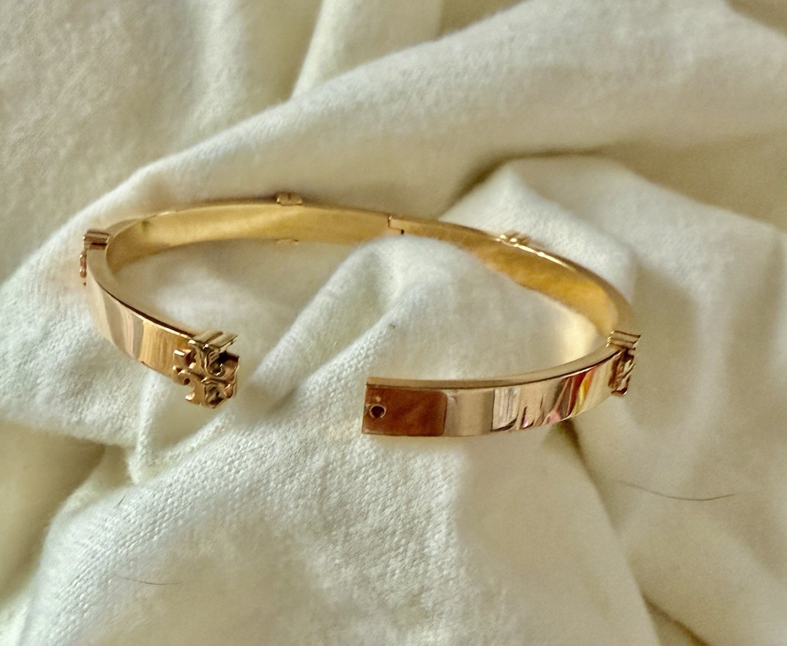 Tory Burch Signature Gold Logo Hinged Bangle Bracelet Medium Brand New🎄🎁 thumbnail 2