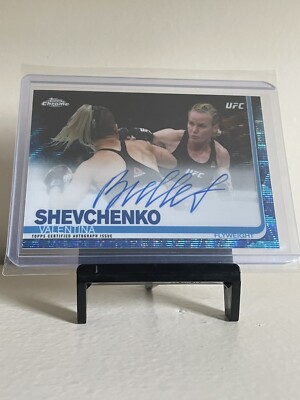 Valentina Shevchenko 2019 Topps UFC Chrome Auto Blue Wave 71/75