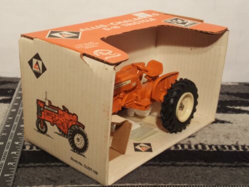 Allis Chalmers D-15 Tricycle 1/16 Diecast Farm Tractor Replica by SpecCast - Picture 2 of 5