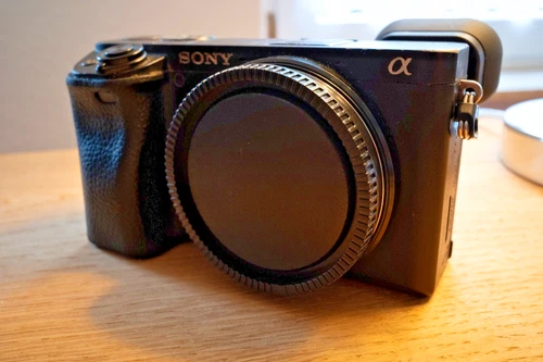 Sony Alpha a6400 Systemkamera (Body Only) – gebraucht, 25.000 Auslösungen, 2 Akk