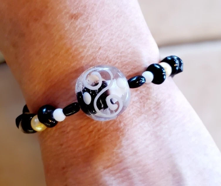 Pulsera de cuentas de porcelana con tema blanco y negro hecha a mano - ajustable, única Foto 3 de 4