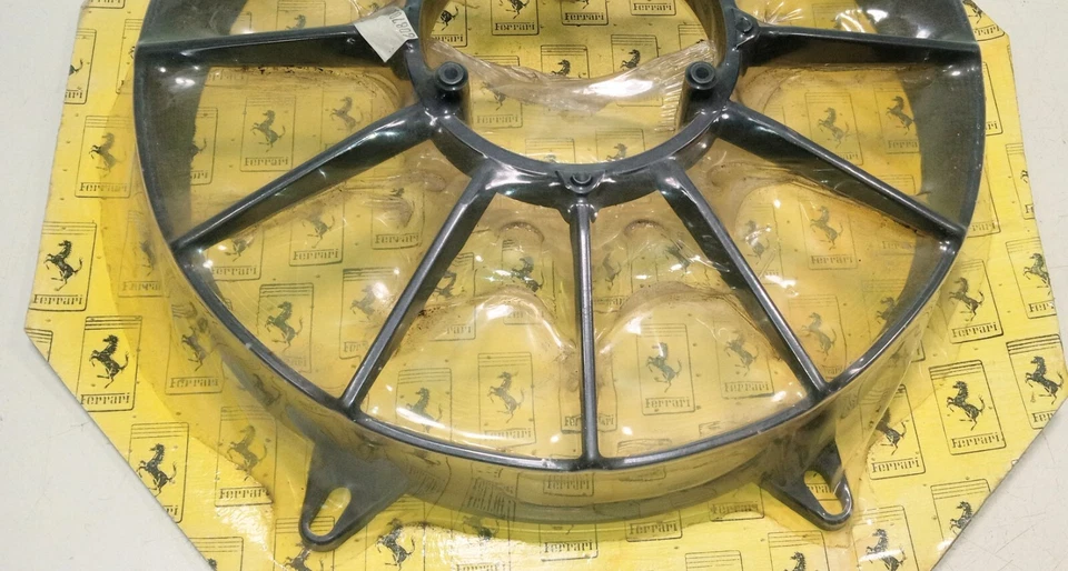 Tampa da cobertura do ventilador do radiador Ferrari Testarossa_60870300_208_288_328_Mondial_NOVO - Imagem 3 de 4