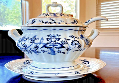 Vintage BLUE DANUBE Blue Onion Soup Tureen Under Plate Ladle Made in Japan EUC