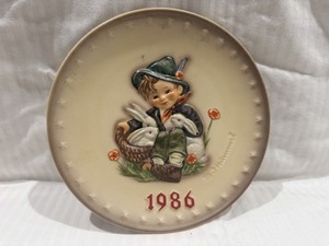Goebel M.J. Hummel 1986 16th Annual Plate 279 Playmates Bas-Relief Boy w/ Rabbit