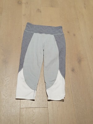 Athleta Medium Capri Leggings Multi Gray and White Yoga Activewear Vacation 