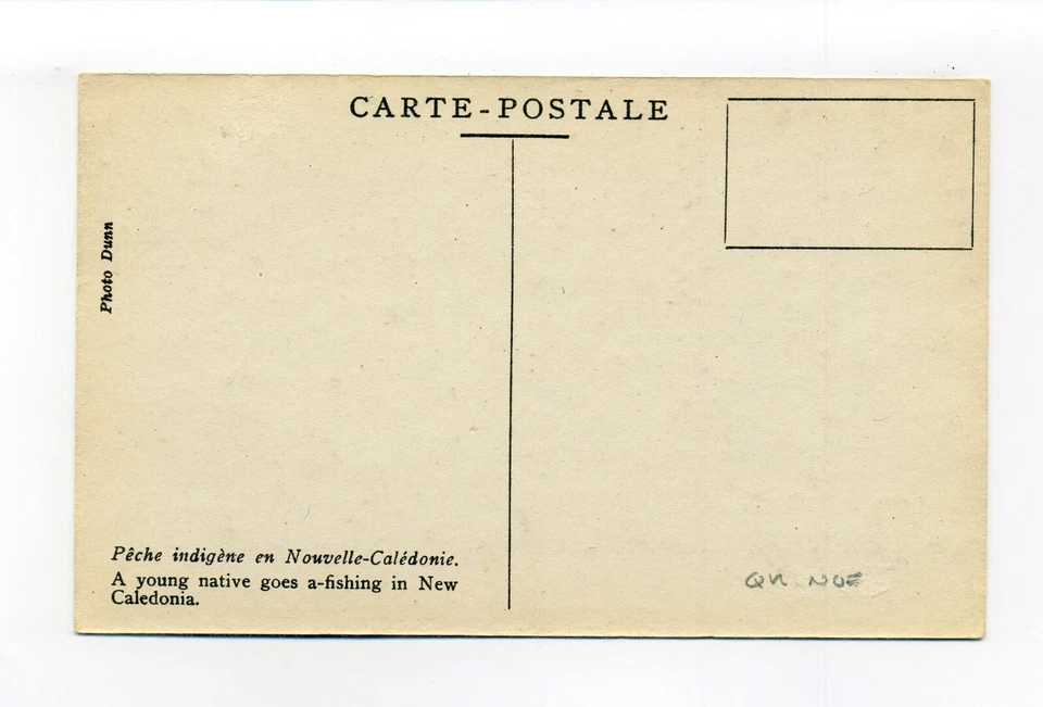 Postal de Nueva Caledonia, pesca joven indígena, equipo tradicional, barco Foto 2 de 2