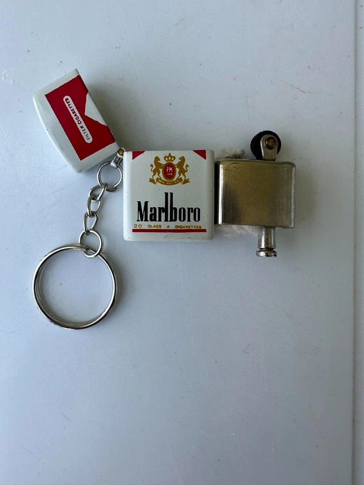 De colección Único Muy Raro Mini Encendedor de Gasolina Marlboro Metal con Llavero Cigarro Foto 2 de 4
