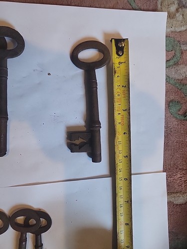 ANTIQUE 18TH CENTURY LARGE WROUGHT IRON PRISON KEYS X11 - Picture 4 of 11