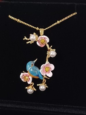 Blumenkette mit Vogel; elegant und raffiniert.