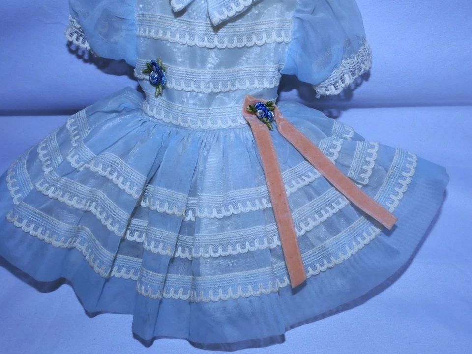 Vestido de muñeca de nailon azul Shirley Temple vintage de la década de 1950 - ETIQUETADO ajuste muñeca de 15" - Difícil de encontrar Foto 2 de 4