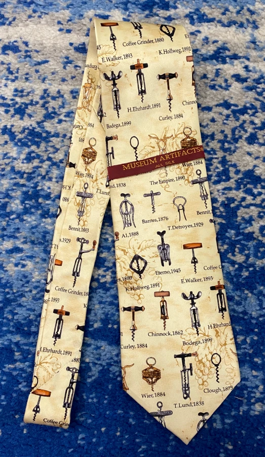 NUEVO Museo Artefactos Sacacorchos Vino Uvas Historia Crema Gris Óxido Corbata  Foto 2 de 4