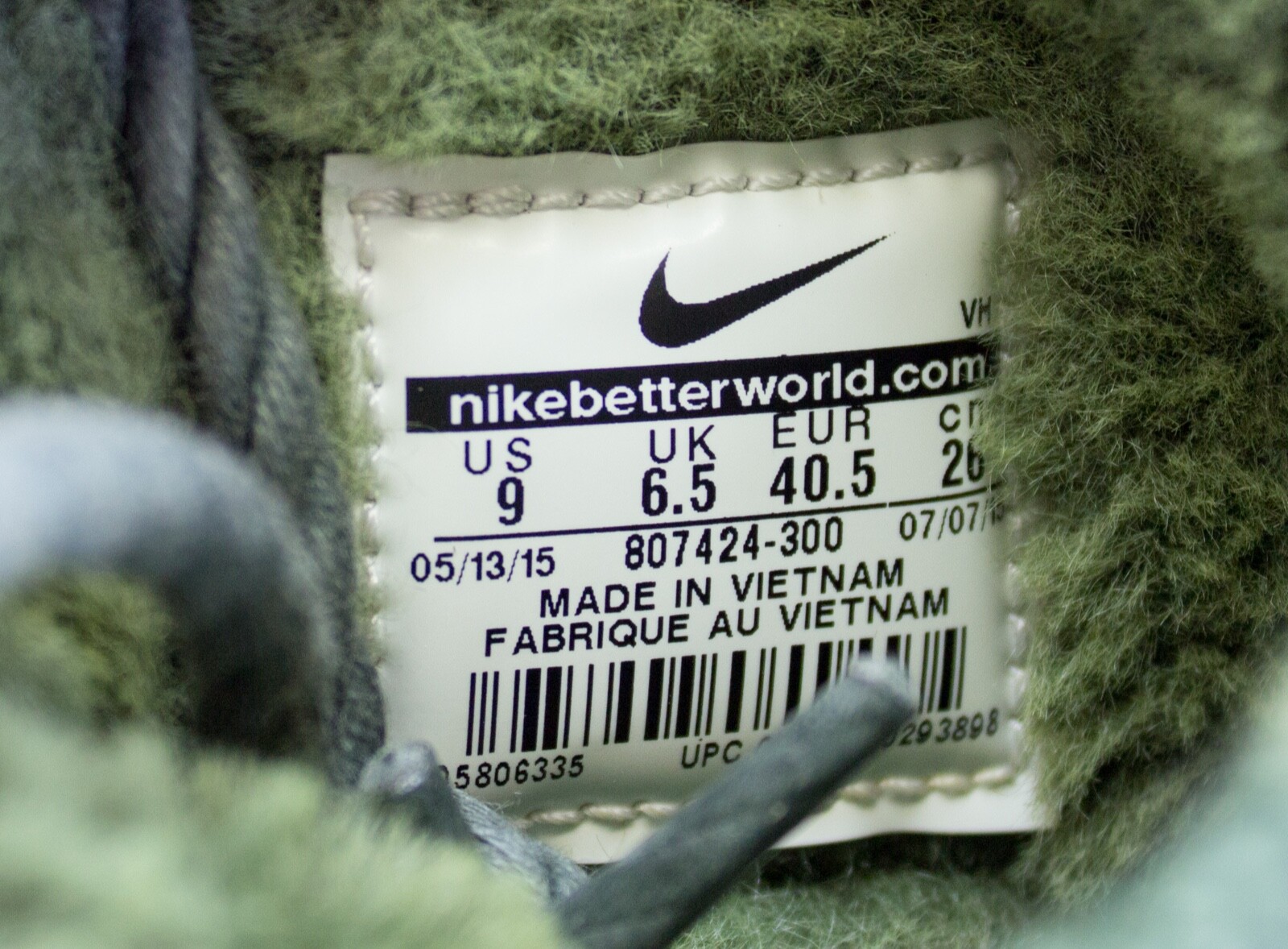Nike Womens Size US 9 Roshe One Green Sherpa Lined High Top Sneakers 807424-300