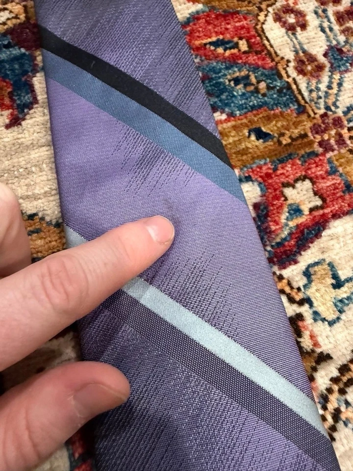 Gravata de seda Givenchy Monsieur listrada roxa preta clássica vintage feita nos EUA masculina Ne - Imagem 3 de 4