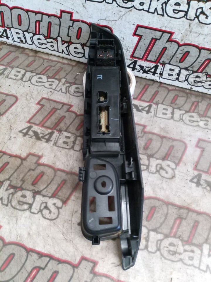 NISSAN NAVARA ELECTRIC WINDOW SWITCH RIGHT FRONT DOUBLE CAB 20162020