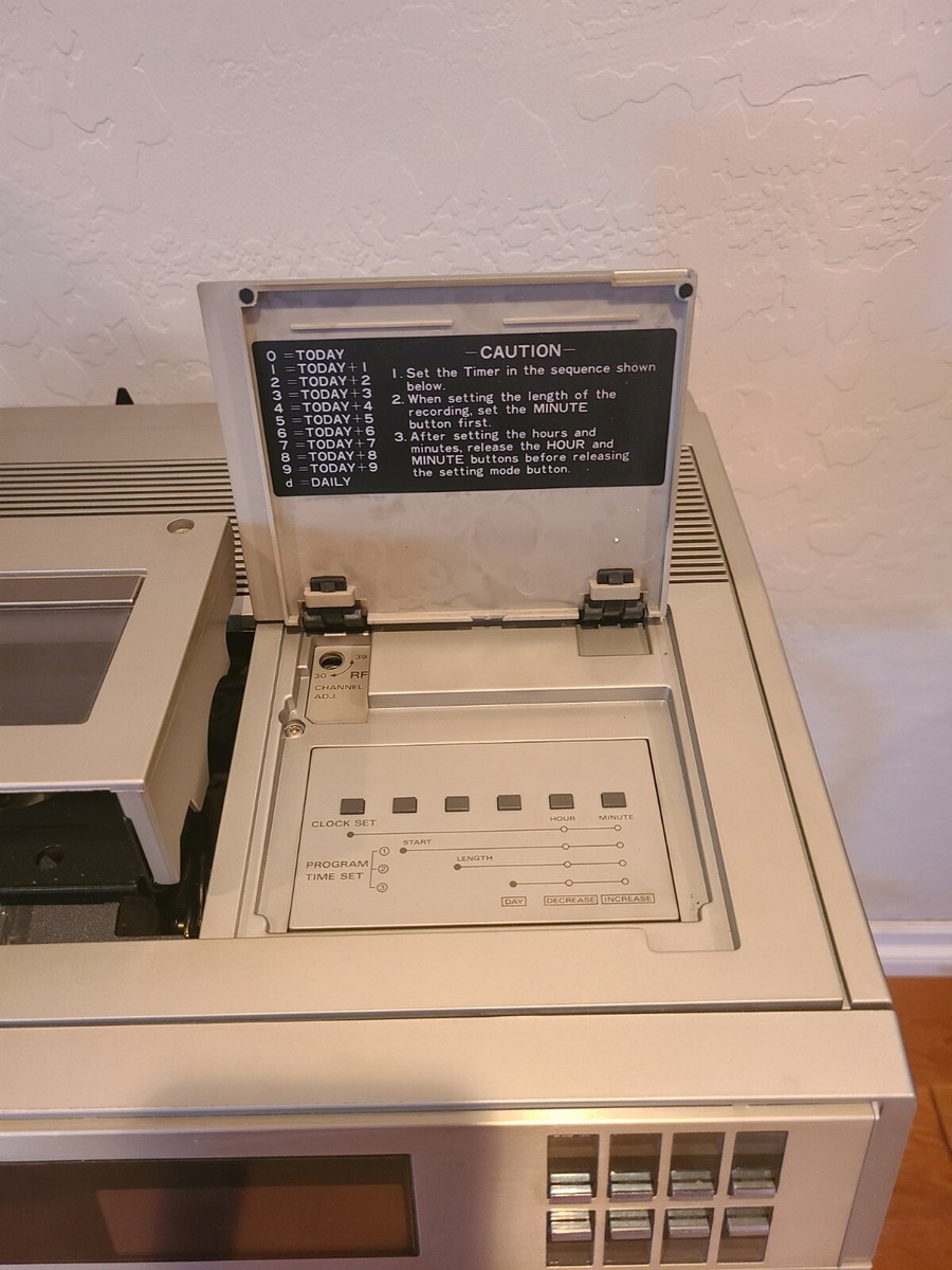HITACHI 液晶カラー  テレビ付きビデオデッキ VHS VT-LC50型 Vintage Hitachi Multi-System Portable VHS VCR Video Recorder