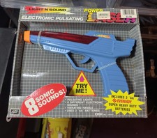 VINTAGE SPACE LASER GUN - MOVE ALONG LASER LIGHT - 8 DIFFERENT SPACE SOUNDS