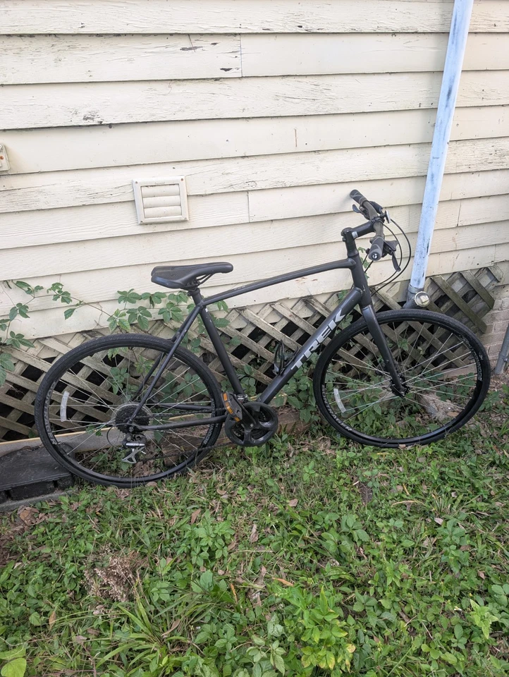 Bicicleta de Carretera Trek FX2 Ligeramente Usada Excelente Estado Cuadro de Aluminio 22.5 Pulgadas Foto 3 de 4