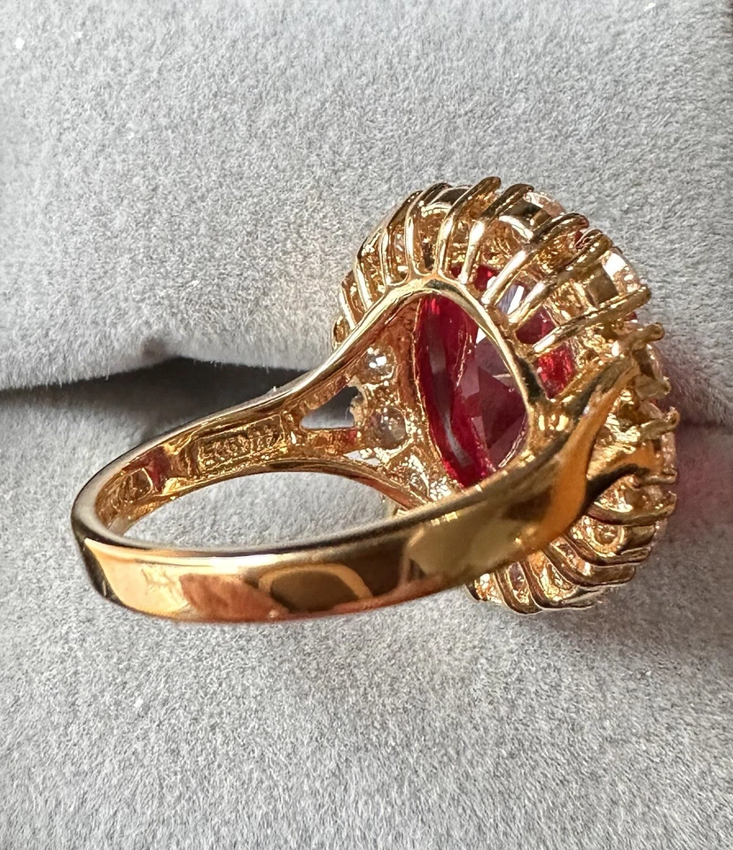 ANILLO DE CÓCTEL JACQUELINE KENNEDY RUBÍ SIMULADO CAMROSE KROSS TALLA 9 Foto 3 de 4