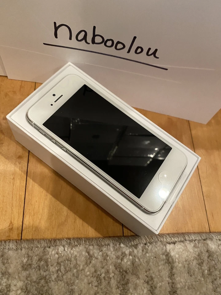 *RARE iOS 6.0* Apple iPhone 5 - 16GB - White & Silver (AT&T) - Image 3 of 4