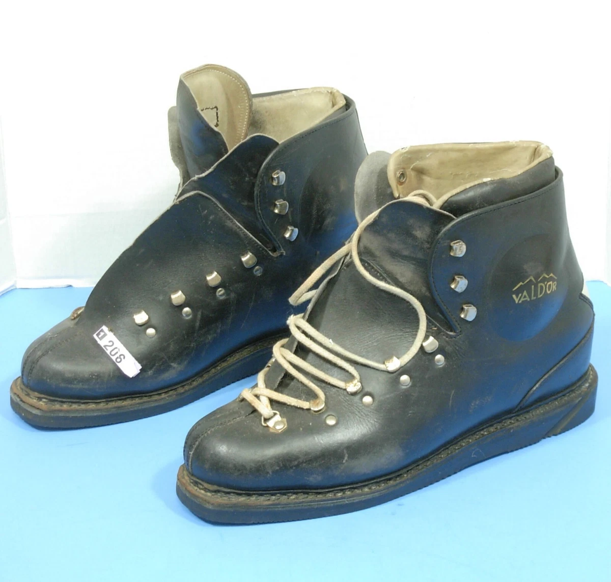 Antique ski cheap boots