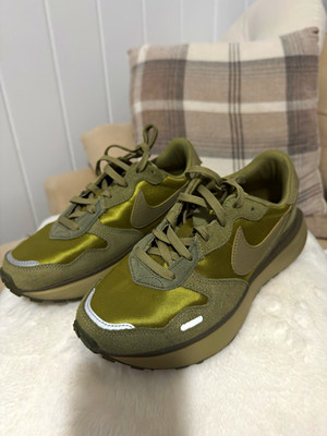 Nike Phoenix Waffle Women Athletic Sneaker Low Top Lace-Up Green Gray Rubber