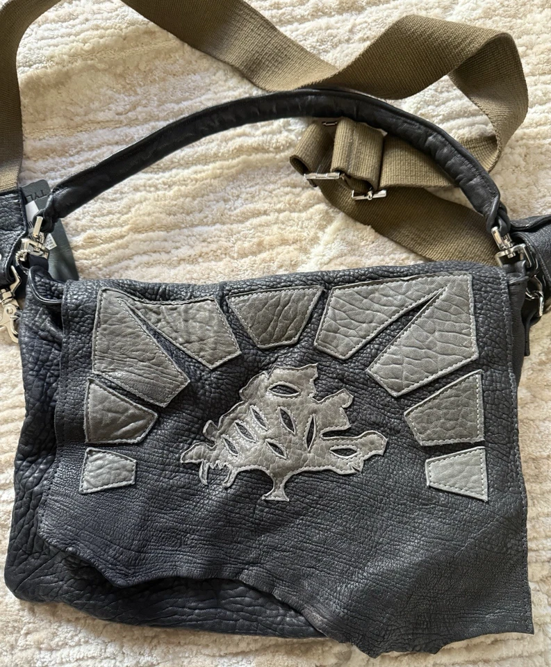 Bolso Mensajero Tylie Malibu Árbol de la Vida Bohemio Cuero Negro y Gris con Correa Foto 3 de 4