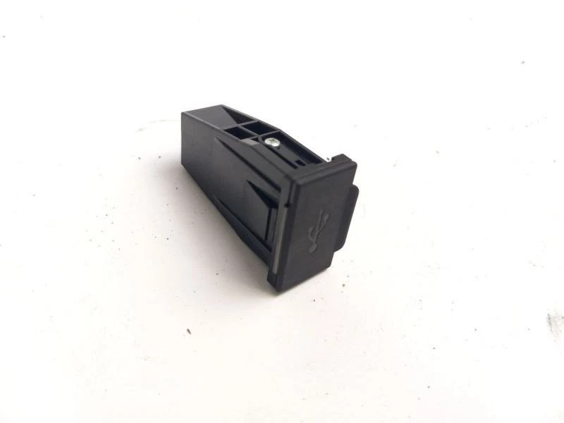 2011 MITSUBISHI LANCERMIT FRONT DASH USB PORT - Image 3 of 4