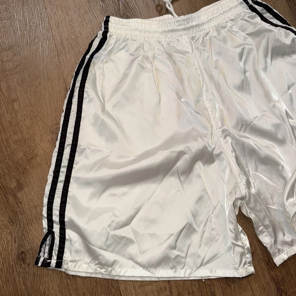 Shorts Adidas vintage futebol náilon cetim brilhante aparência molhada listra brilhante anos 90 masculino médio - Imagem 3 de 4