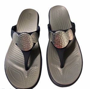 crocs dual comfort flip flops