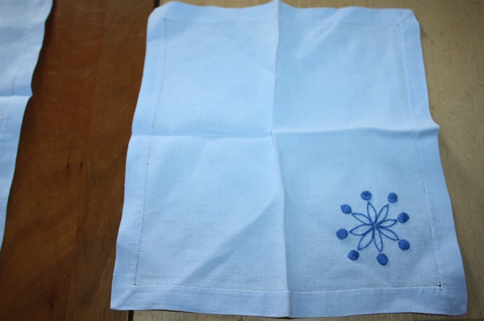 Service de table N°38 nappe à thé 79 x 82 cm + 6 serviettes  en lin bleu - Photo 4/4