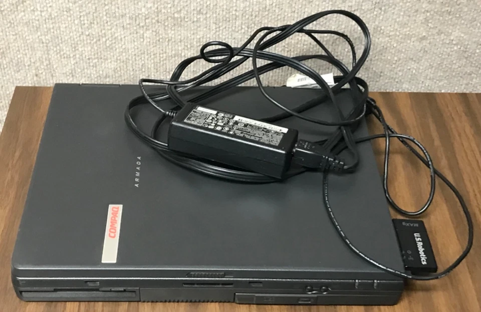 Vintage Compaq Armada E500 Laptop Turns On Screen Replacement W/ Adapter AS IS - Image 4 of 4