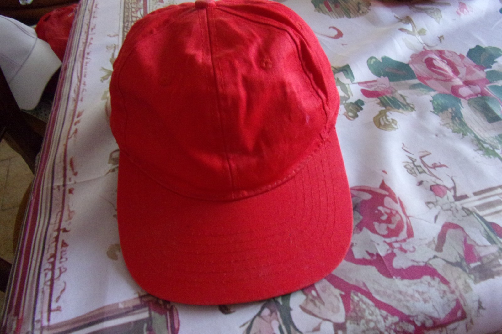 Set di tre berretti estivi unisex. Sono regolabili per adattarsi a diverse tagli