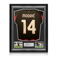 Maglia del Milan 2025-26 autografata da Luka Modric. Montatura superiore